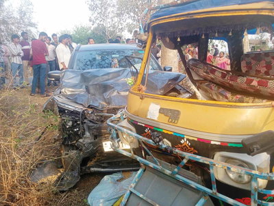 लातेहार : कार व ऑटो की टक्कर में 4 घायल, कार सवार फरार