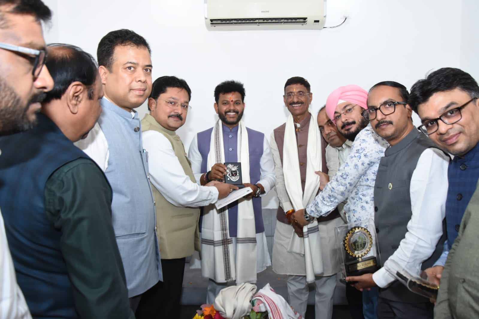 झारखंड में एयर कनेक्टिविटी विस्तार की मांग, केंद्रीय उड्डयन मंत्री को चैंबर ने सौंपा ज्ञापन