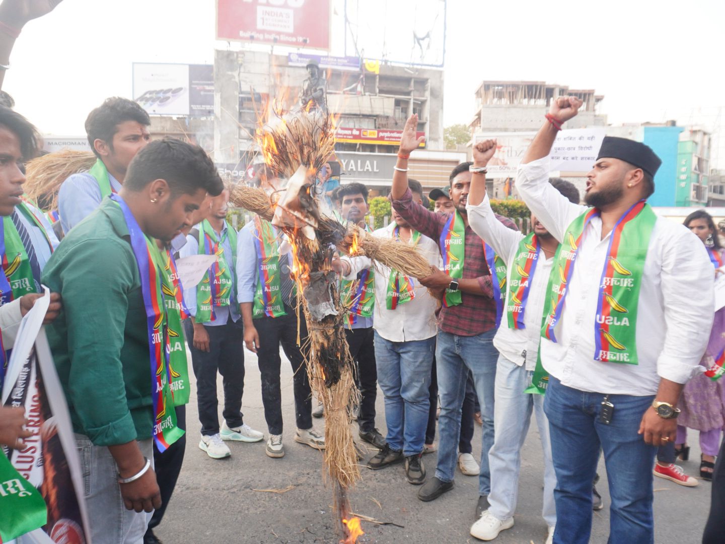 Ranchi News : क्लस्टरिंग सिस्टम के विरोध में आजसू छात्र संघ का प्रदर्शन