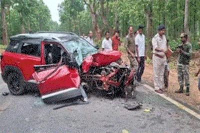 Gumla News :  बारात से लौट रही कार पेड़ से टकराई, दूल्हे के पिता समेत दो की मौत