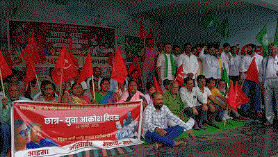 Dhanbad news : पेपर लीक के खिलाफ इंडी गठबंधन का धरना, शिक्षा मंत्री से इस्तीफे की मांग