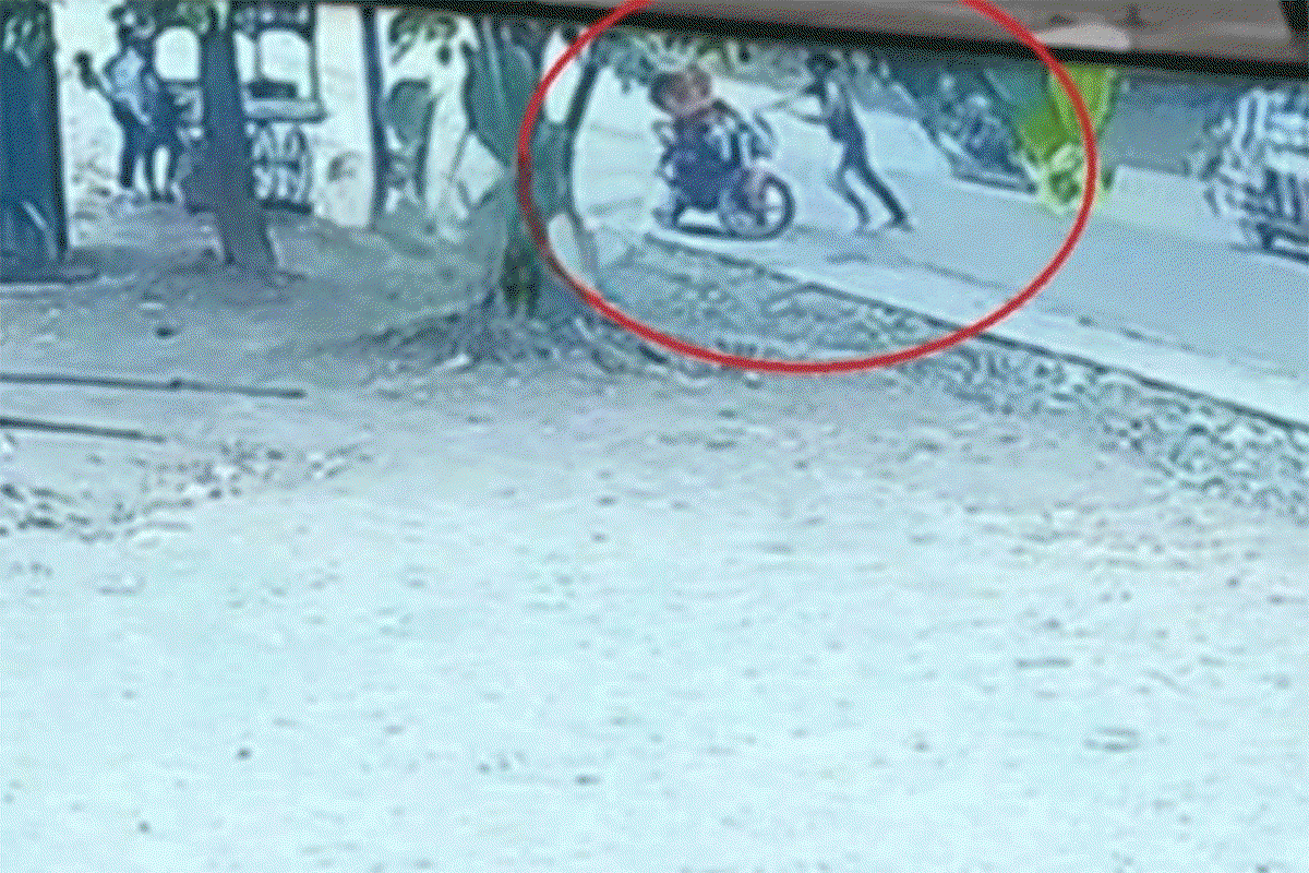 Saraikela News : दिनदहाड़े युवक पर धारदार हथियार से हमला, TMH रेफर
