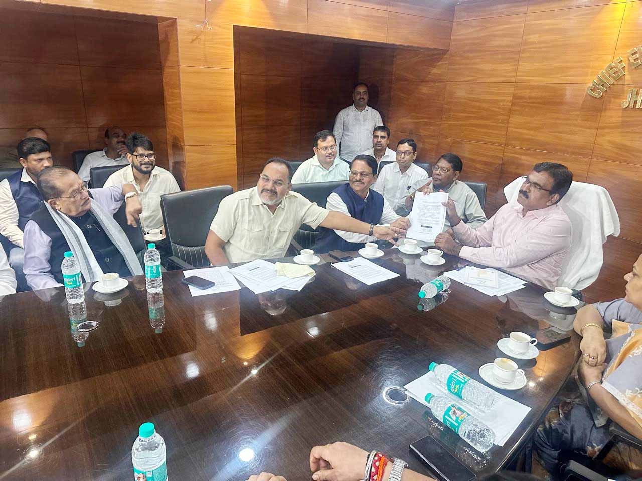 Ranchi : वोटर लिस्ट संशोधन की समय सीमा बढ़ाने की मांग लेकर चुनाव आयोग पहुंची कांग्रेस