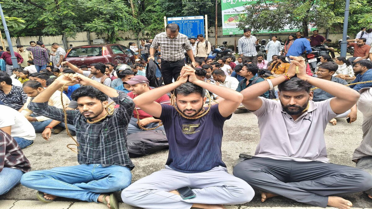 JSSC-CGL : मंत्रालय के बाहर गले में फंदा डाल चयनित अभ्यर्थियों का प्रदर्शन
