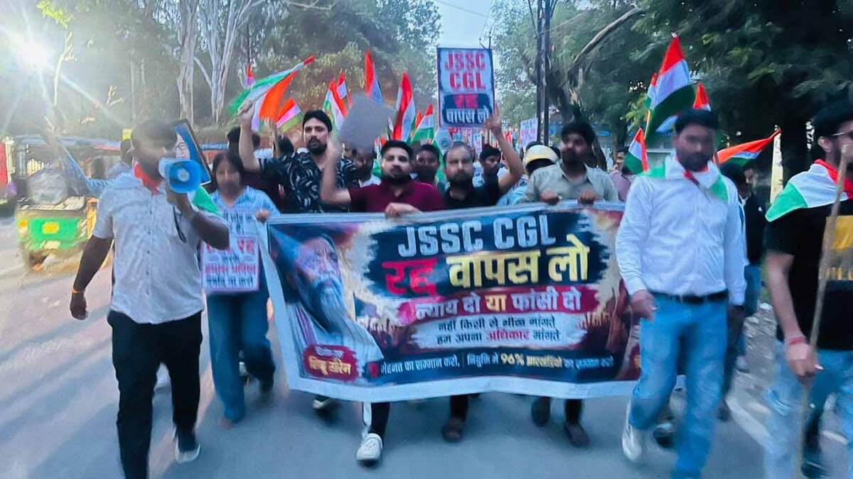 JSSC-CGL के चयनित अभ्यर्थियों ने निकाली तिरंगा यात्रा, नियुक्ति को लेकर की आवाज बुलंद