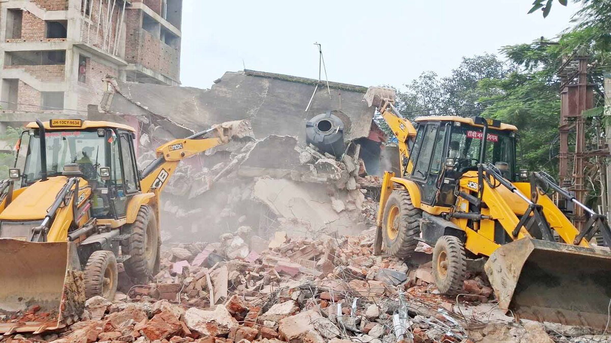 Ranchi News : PHED चौक बोड़ेया की सरकारी जमीन से निगम ने अवैध संरचनाएं हटाईं