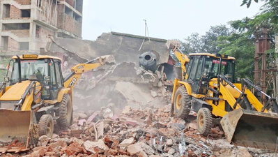 Ranchi News : PHED चौक बोड़ेया की सरकारी जमीन से निगम ने अवैध संरचनाएं हटाईं