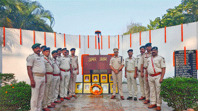 Jamshedpur News : पुलिस संस्मरण दिवस पर शहीद जवानों को दी गई श्रद्धांजलि