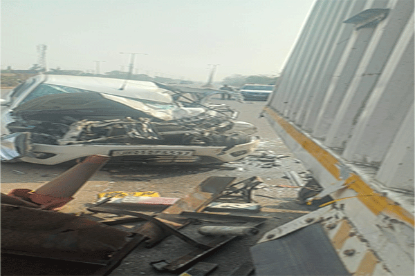 बहरागोड़ा: अनियंत्रित कार ट्रक से टकराई, दो घायल