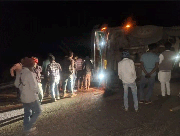 लातेहार: घाटी में ट्रक पलटा, पति की मौत, पत्नी घायल