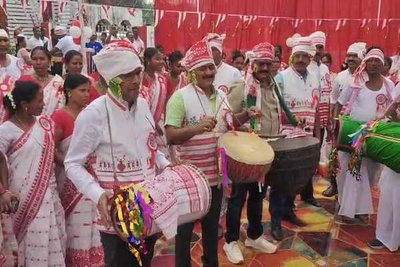 धनबाद : पुलिस लाइन में श्रद्धा और पारंपरिक रीति-रिवाजों के साथ मना सरहुल