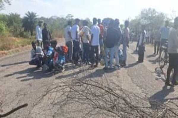 पोटका में तेज रफ्तार हाईवा ने कार व स्कूटी को मारी टक्कर, 6 लोग घायल