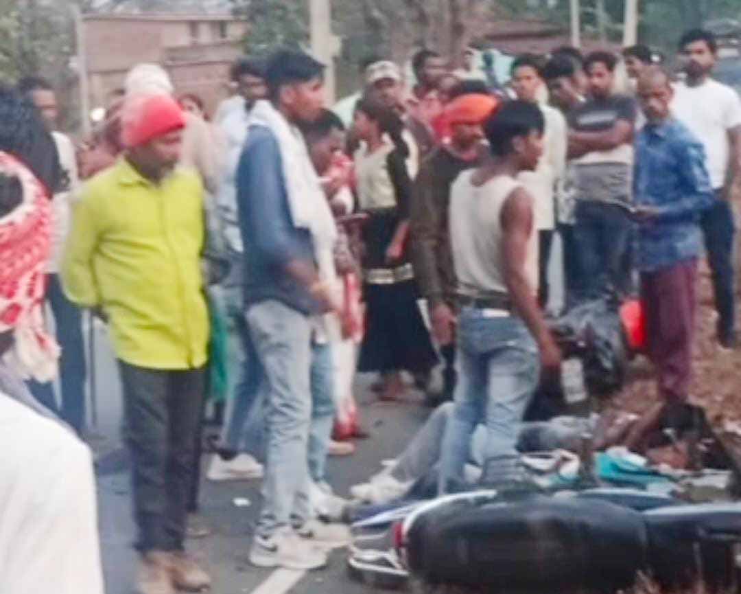 लातेहार : दो बाइकों की आमने-सामने टक्कर में तीन की मौत, 4 घायल
