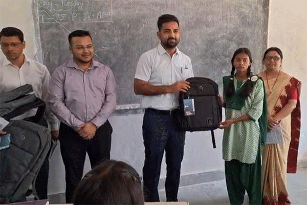 पलामू : पीएम श्री केजीबीवी विद्यालय का डीसी ने किया निरीक्षण