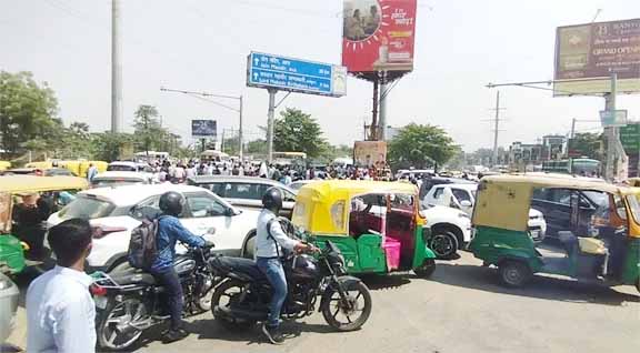 पटना : पोखर में डूबे युवक का शव नहीं मिलने पर ग्रामीणों ने एम्स गोलंबर किया जाम