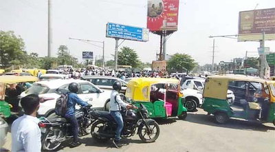 पटना : पोखर में डूबे युवक का शव नहीं मिलने पर ग्रामीणों ने एम्स गोलंबर किया जाम
