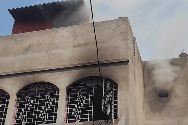 धनबाद : शॉर्ट सर्किट से लगी घर में भीषण आग, लाखों का नुकसान