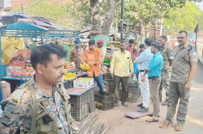 लातेहार : नगर पंचायत ने चलाया अतिक्रमण हटाओ अभियान, सड़कों से हटाई गई दुकानें