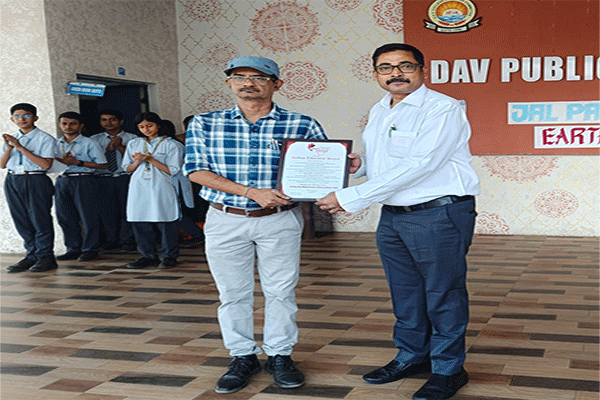 DAV बरकाकाना के शिक्षक सांतनु दासगुप्ता  इंडियन एजुकेटर  अवार्ड से सम्मानित