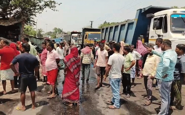 धनबाद : बेकाबू हाईवा दुकान में घुसी, बाल-बाल बचा  दुकानदार