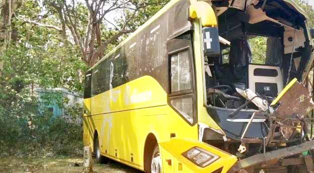 तैमारा घाटी में बस ने ट्रक को मारी टक्कर, खलासी की मौत