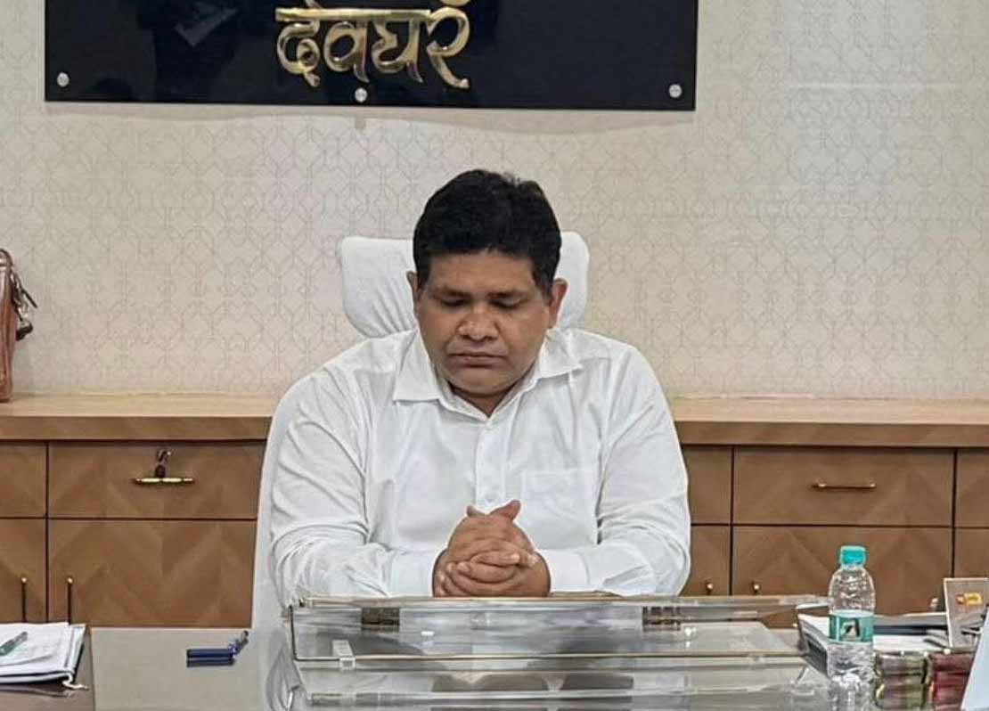Deoghar: स्कूल में फिल्म प्रदर्शन मामले में कार्रवाई, शिक्षक निलंबित, प्रभारी प्रधानाध्यापक पद से हटाए गए