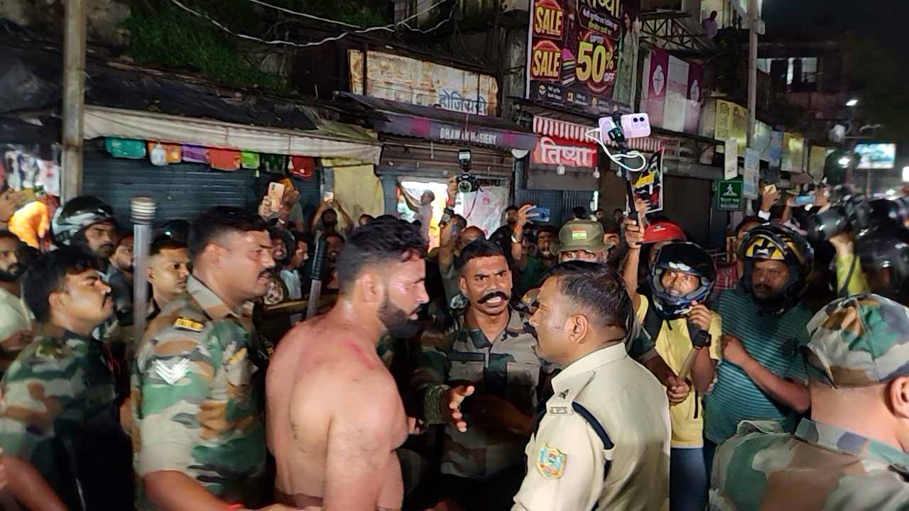 रांची में पुतला छीना, छात्रा को थप्पड़ मारा, गिरिडीह में झामुमो कार्यर्ताओं ने दौड़ाकर पीटा