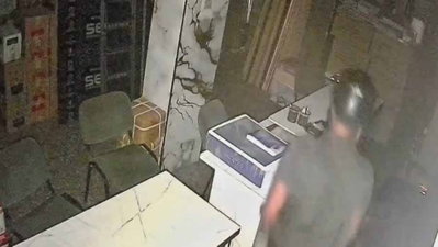 Jamshedpur News : छत के रास्ते दुकान में घुसे चोर, कैश समेत चांदी की मूर्तियां व सोने का सिक्का ले उड़े