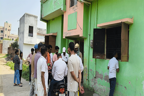 गिरिडीह : श्रीरामनगर कॉलोनी में चोरों का तांडव, चोरी के बाद घर में लगाई आग