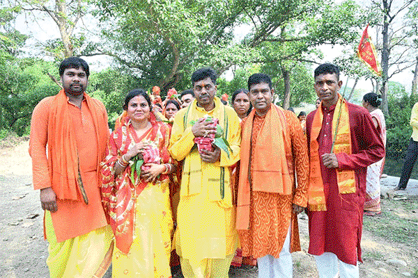 जादूगोड़ा: बहडाडीह गांव में हरिमंदिर की हुई प्राण प्रतिष्ठा, निकली कलश यात्रा