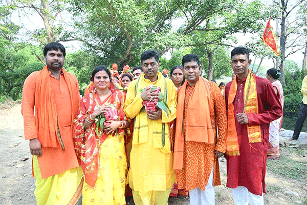 जादूगोड़ा: बहडाडीह गांव में हरिमंदिर की हुई प्राण प्रतिष्ठा, निकली कलश यात्रा