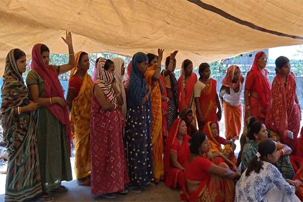 चतरा : हाइवा की चपेट आकर युवक की मौत, गांव में मातम