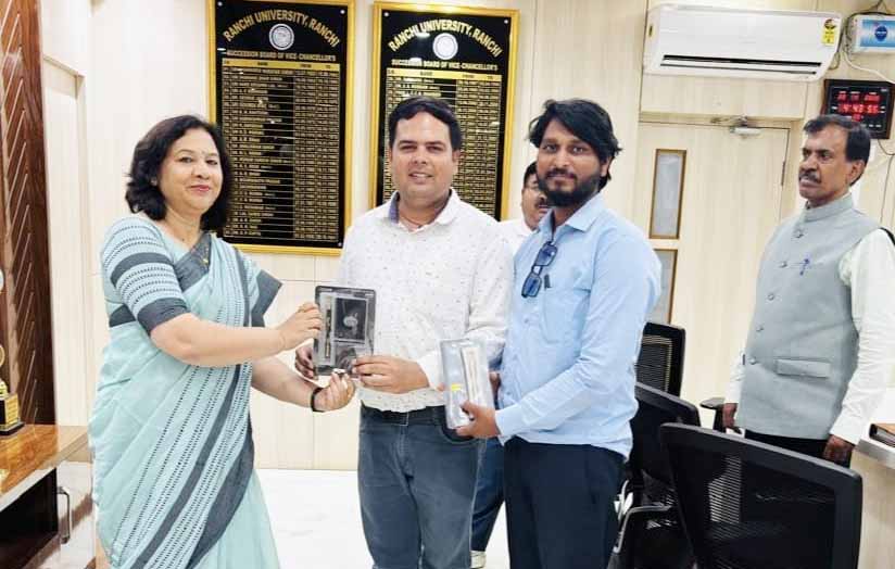 रांची विवि के कुलपति से पूर्व छात्र कलाकार व अंतर्राष्ट्रीय वुडबॉल खिलाड़ी ने की मुलाकात