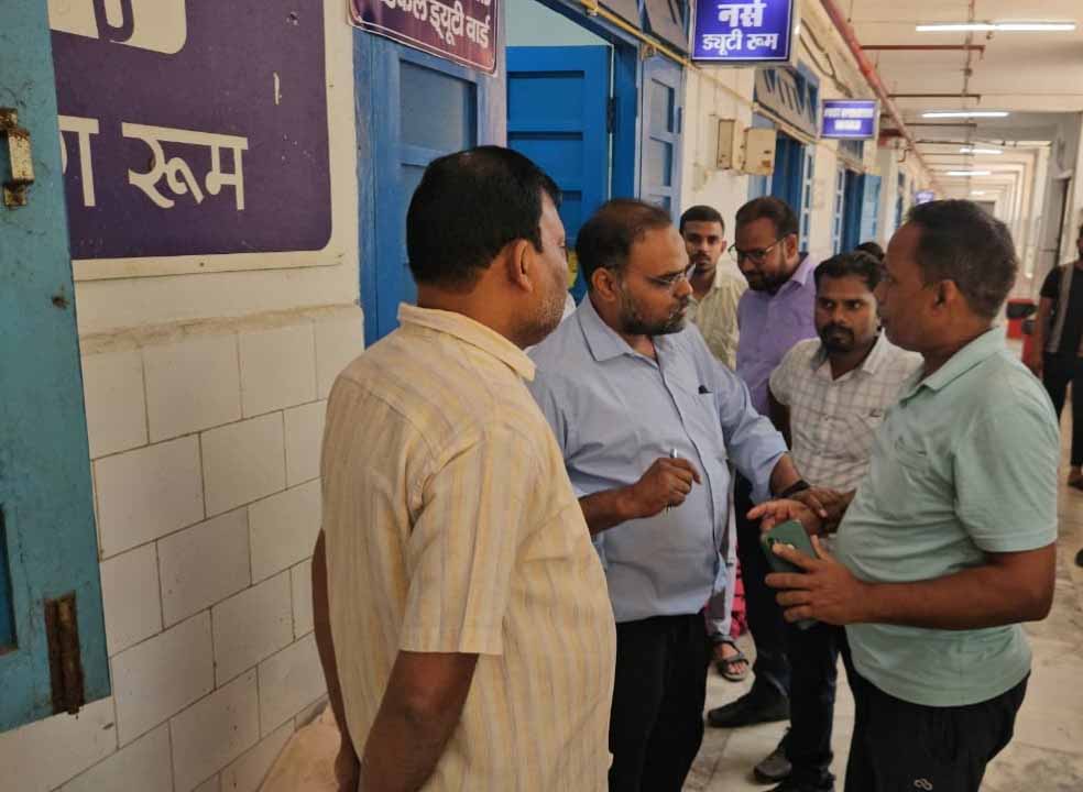 गिरिडीह: सदर अस्पताल में छात्रा को चढ़ाया गया बगैर रैपर लगा स्लाइन, बिगड़ी तबीयत