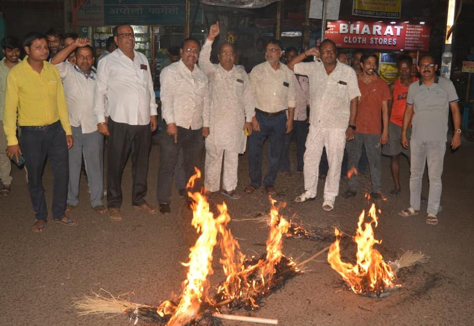 झरिया में बिजली संकट पर फूटा गुस्सा, व्यवसायियों ने DVC चेयरमैन का फूंका पुतला