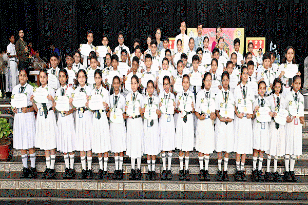 Bokaro News : DPS में शत-प्रतिशत उपस्थिति वाले 342 विद्यार्थियों को किया गया सम्मानित