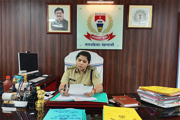 Saraikela : ट्रैफिक पुलिस को गर्मी से राहत, SP की पहल पर मिलेंगी कूलर जैकेट