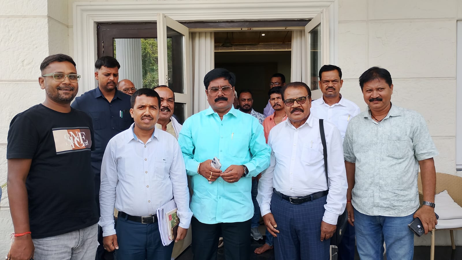 JTET में झारखंडी भाषाओं को प्राथमिकता देने की मांग तेज, मंत्री योगेंद्र प्रसाद से मिला प्रतिनिधिमंडल