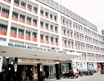 Ranchi News : RIMS में  खाना खाने के बाद 20 लोग बीमार, सभी की हालत स्थिर