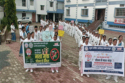 Chakradharpur News : नशा मुक्ति अभियान को लेकर सूर्या नर्सिंग कॉलेज से निकली जागरूकता रैली