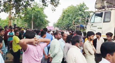 Saraikela : हाइवा की टक्कर से बाइक सवार महिला की मौत, मुआवजे को लेकर सड़क जाम