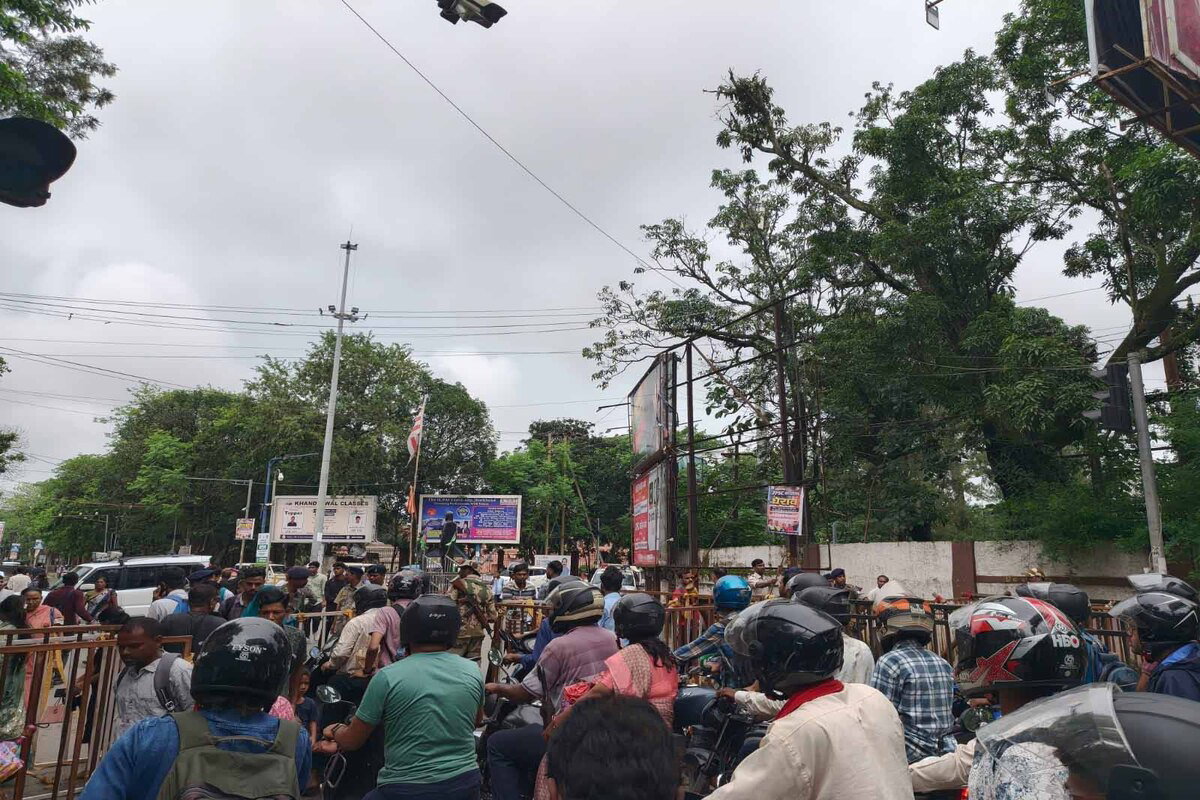 Ranchi News : JPSC कार्यालय घेराव के कारण सड़कों पर घंटों रेंगते रहे वाहन