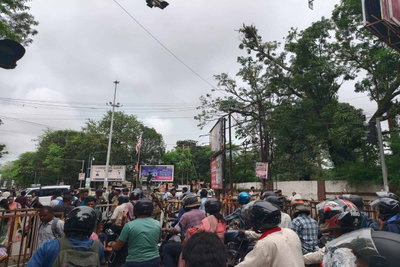 Ranchi News : JPSC कार्यालय घेराव के कारण सड़कों पर घंटों रेंगते रहे वाहन