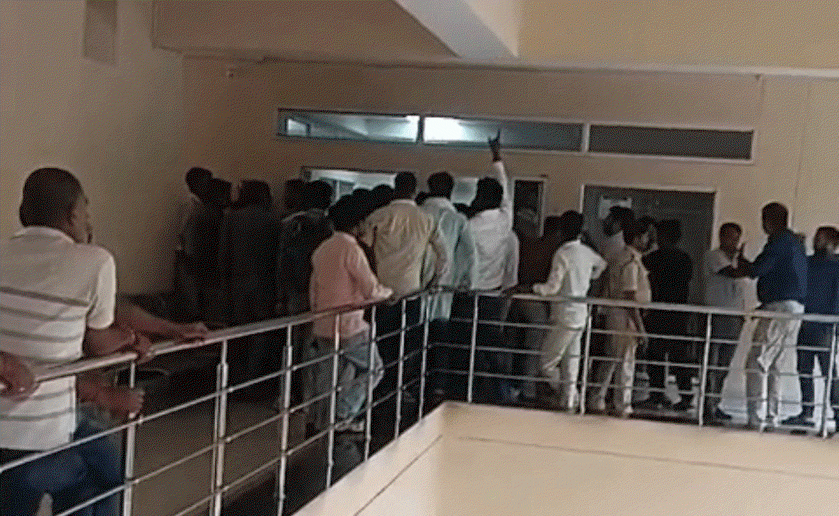 DSPMU में सीट कटौती पर विवाद गहराया, VC कार्यालय के बाहर छात्र संगठनों व शिक्षकों में आमना-सामना