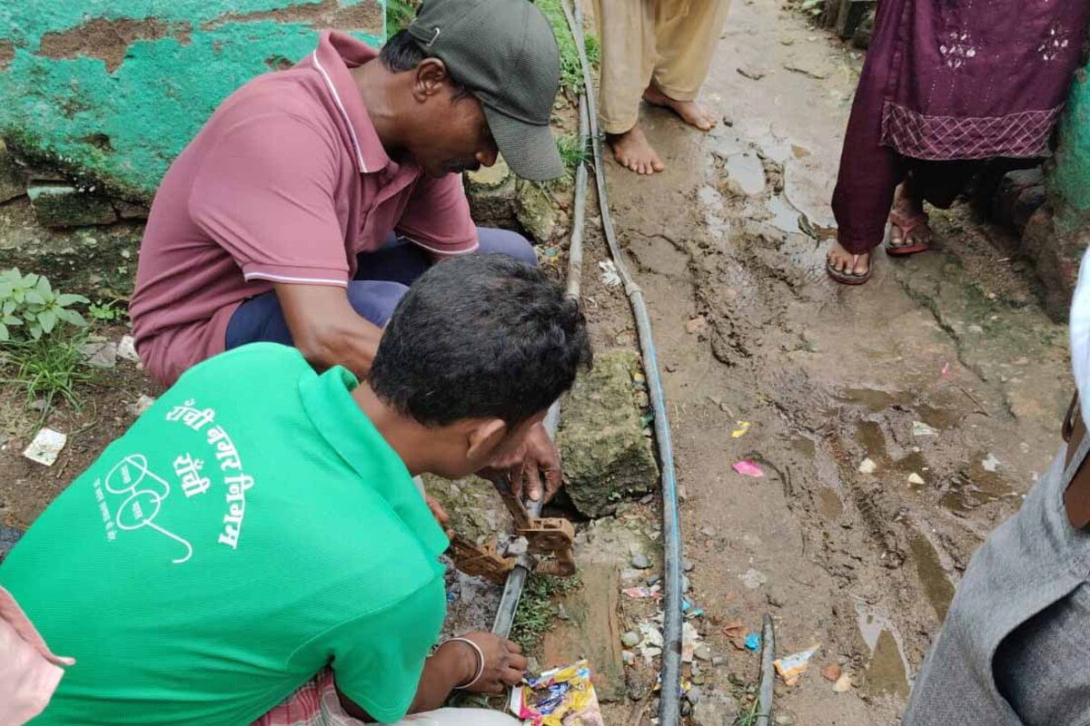 Ranchi News : नगर निगम ने वार्ड 11 कुरैशी मोहल्ले में 30 अवैध जल कनेक्शन काटे