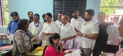 Ranchi : मतदाता सूची की प्रक्रिया समझने बूथों पर पहुंचे कांग्रेस प्रभारी के. राजू, BLO से ली जानकारी