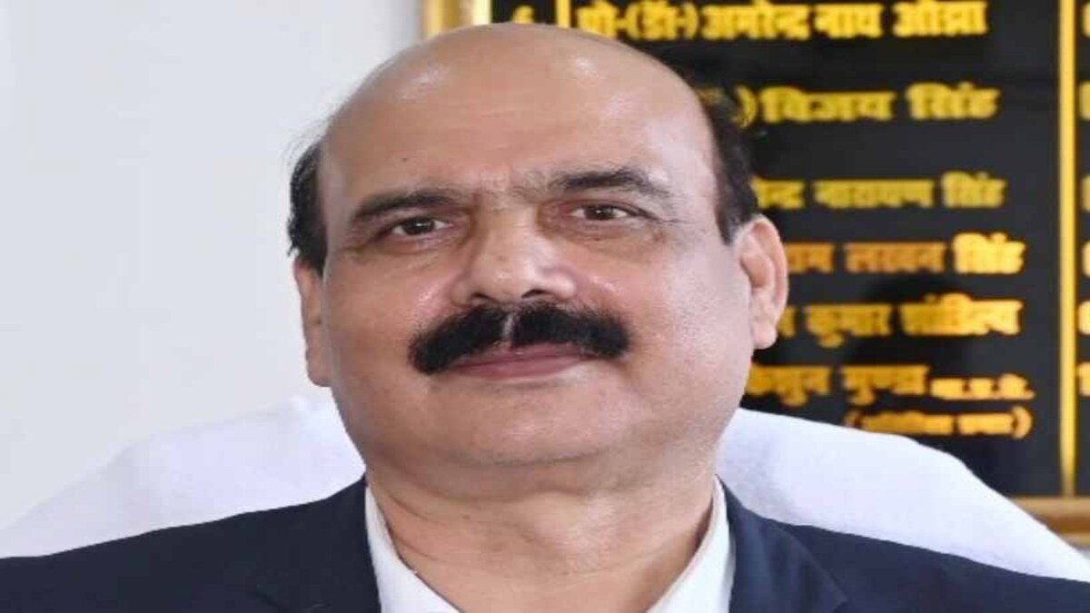 VC दिनेश सिंह पर कॉलेज को मिले अनुदान में 10% कमीशन मांगने का आरोप