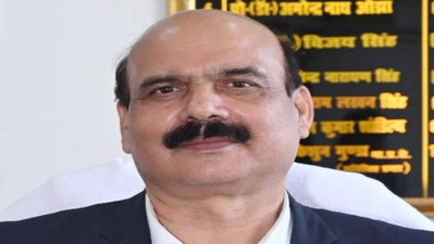 VC दिनेश सिंह पर कॉलेज को मिले अनुदान में 10% कमीशन मांगने का आरोप