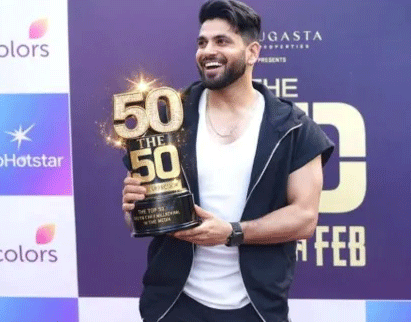 The 50  के विनर बने शिव ठाकरे, ट्रॉफी के साथ जीती 50 लाख प्राइज मनी