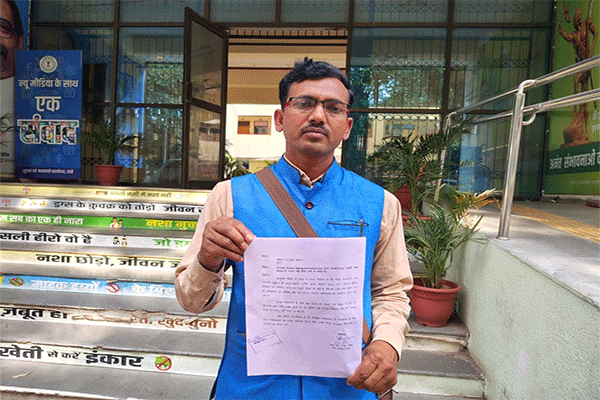 निजी स्कूलों की मनमानी फीस पर कार्रवाई की मांग, छात्र नेता पहुंचे डीसी कार्यालय